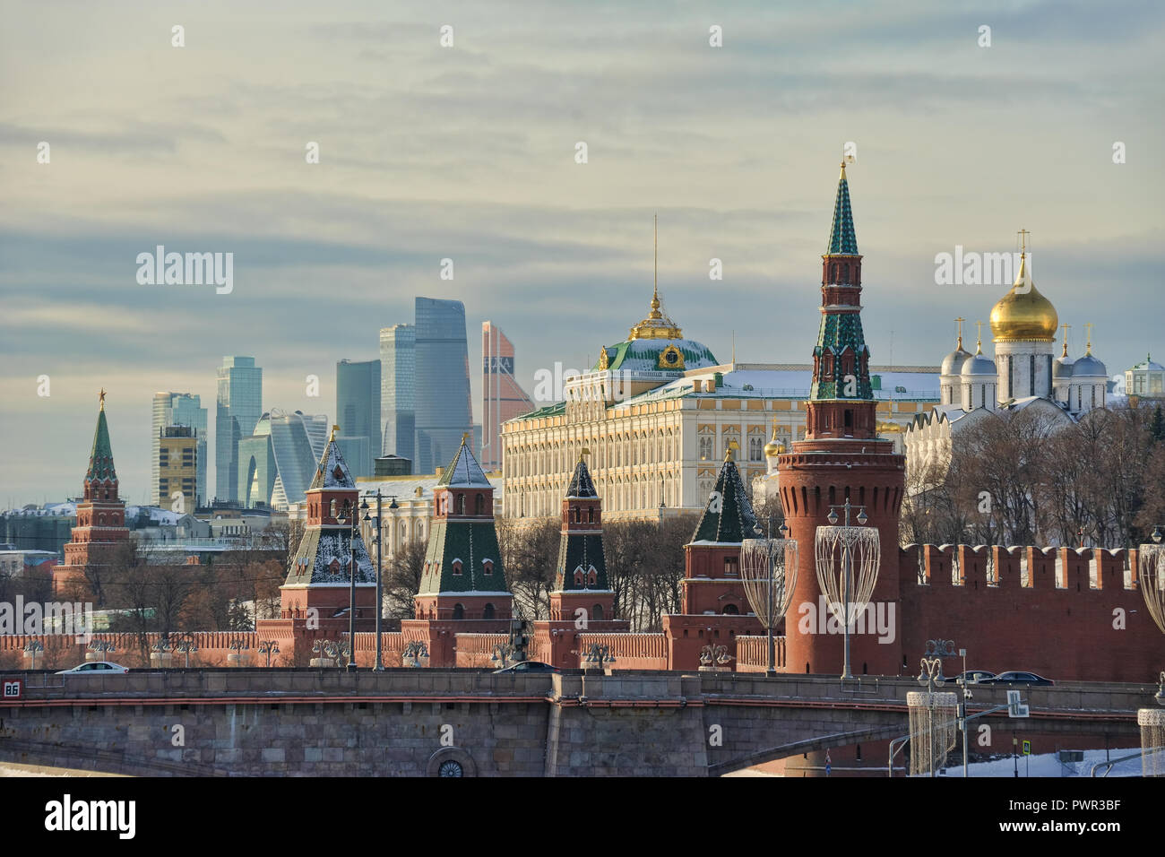 Alte Kreml gegen moderne Moskva-City im Winter Stockfoto