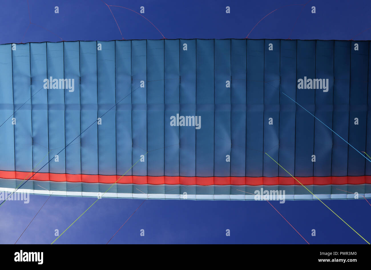 Nahaufnahme eines Gleitschirms Flügel im Flug vor dem Hintergrund des blauen Himmels. Luftbild für Hintergrund und Design. Stockfoto