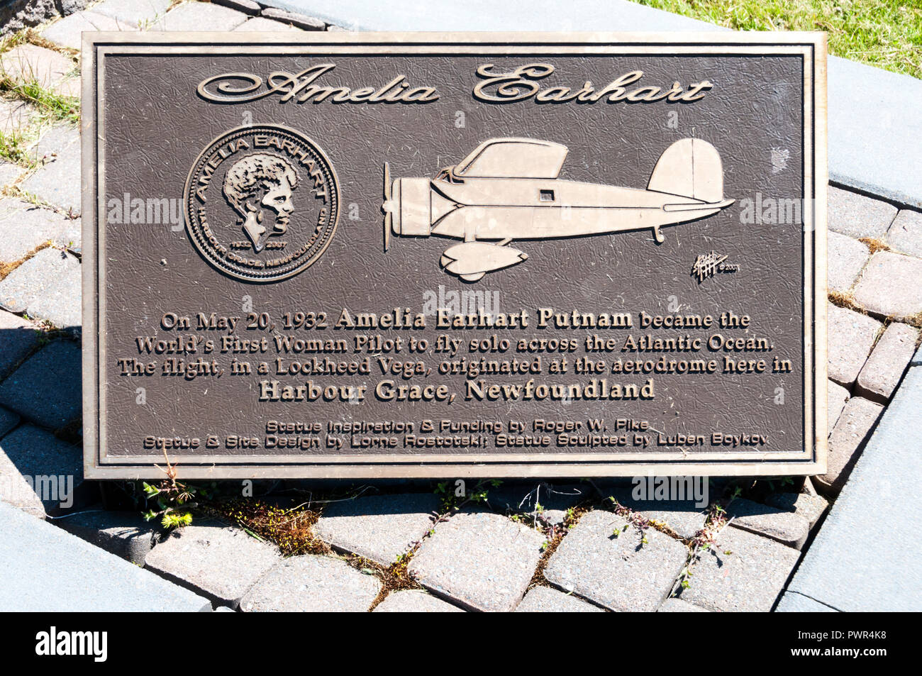 Plakette erste weibliche Alleinflug über den Atlantik zu gedenken von Amelia Earhart. Harbour Grace, Neufundland, Ausgangspunkt ihrer Flug. Stockfoto