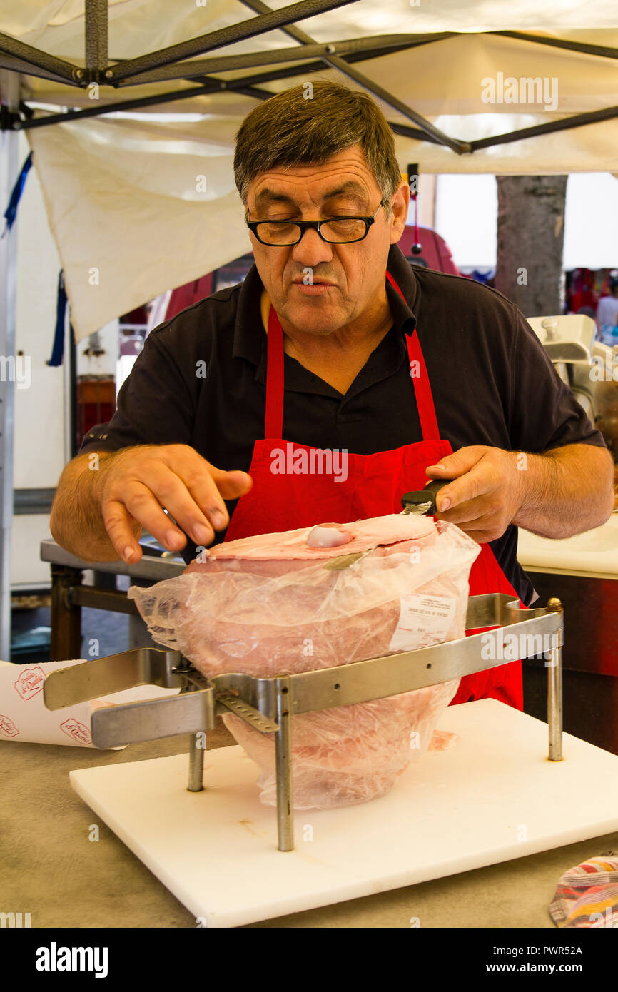 Ein Anbieter schneiden Schinken auf einem Markt in Südfrankreich Stockfoto