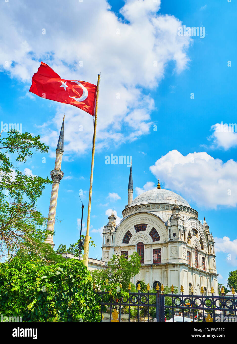 Der dolmabahce Camii Moschee, am Eingang des Dolmabahçe-Palast entfernt. Besiktas Bezirk. Istanbul, Türkei. Stockfoto
