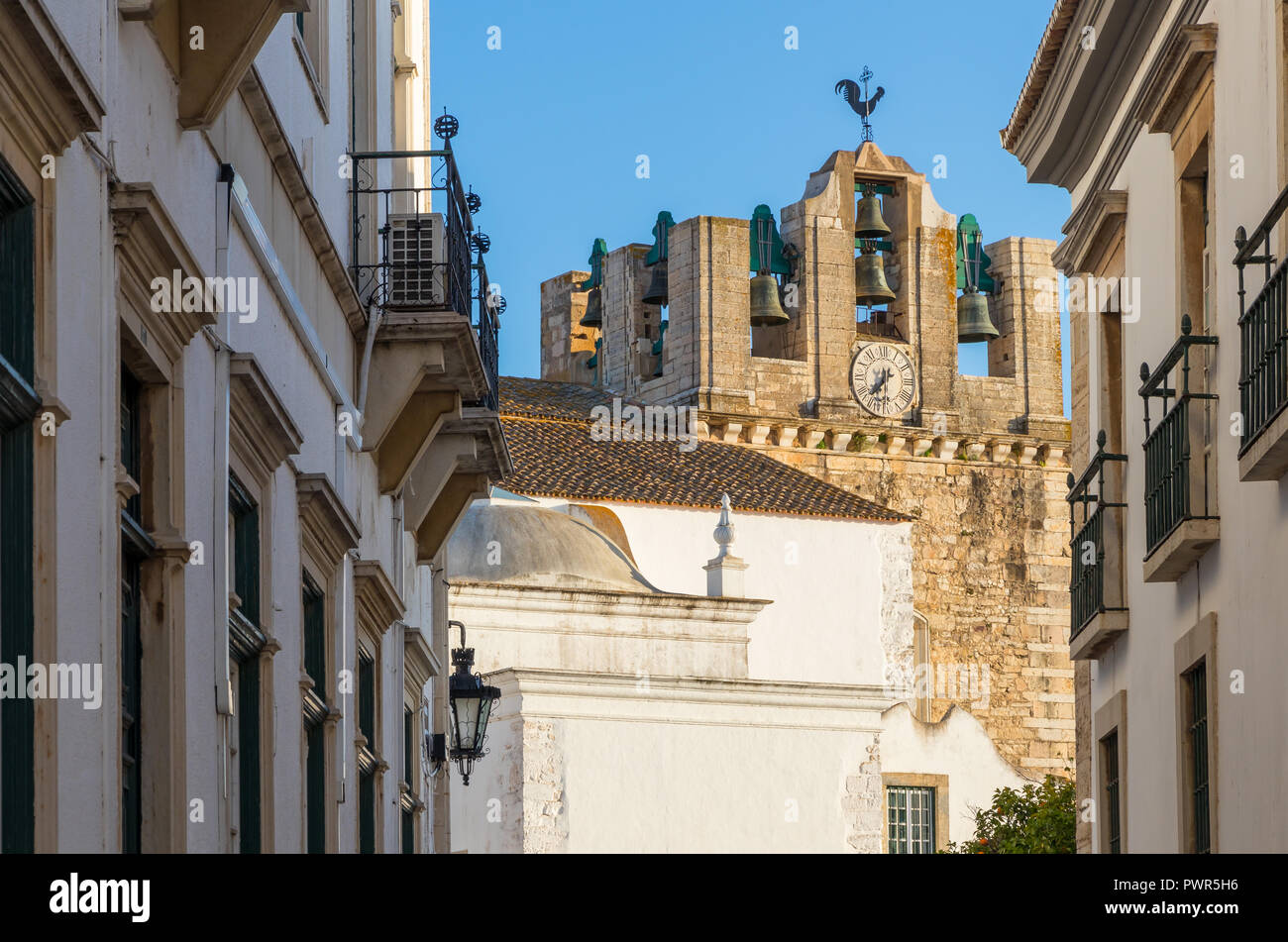 Blick auf die Kathedrale von Faro, Portugal, Europa Stockfoto