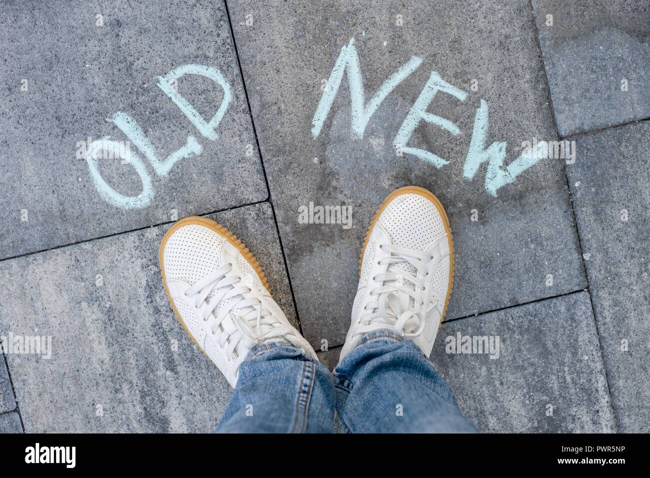 Der Text auf dem Asphalt alte-neue, eine Wahl Stockfoto
