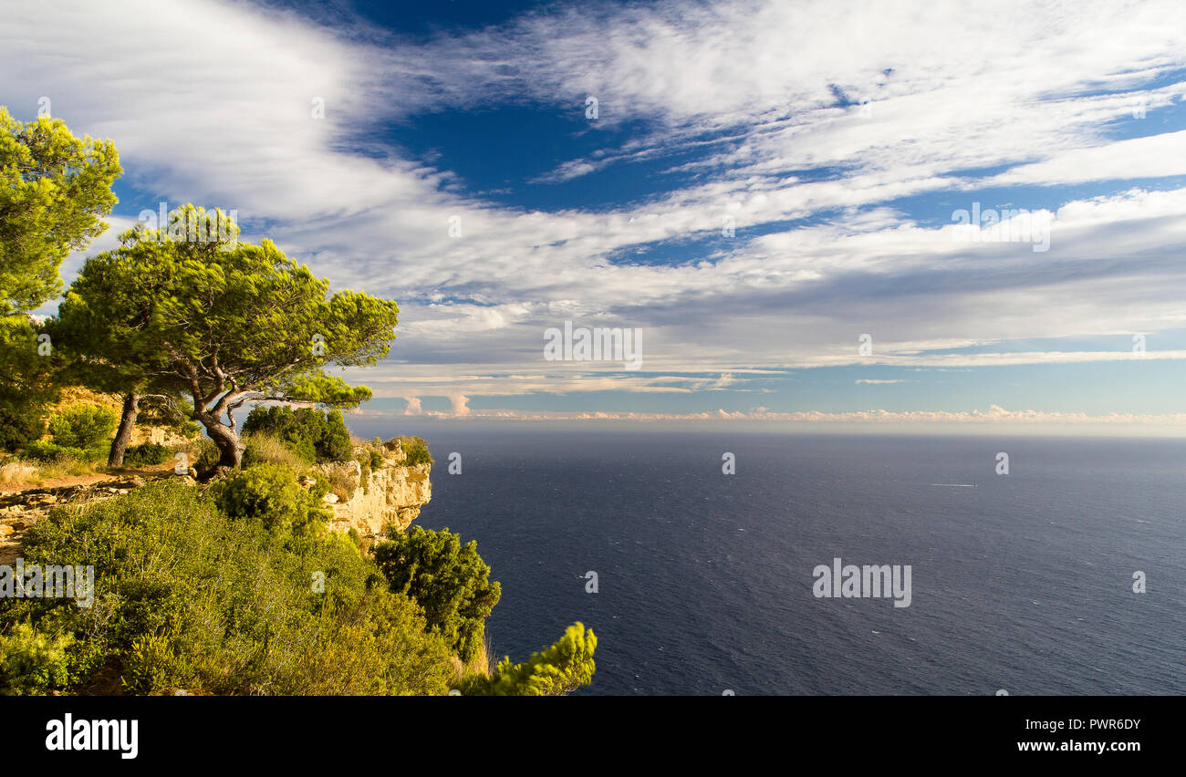 Atemberaubende Aussicht auf das Mittelmeer und die Französische Riviera Küste aus Sicht entlang der Route Des Cretes Stockfoto