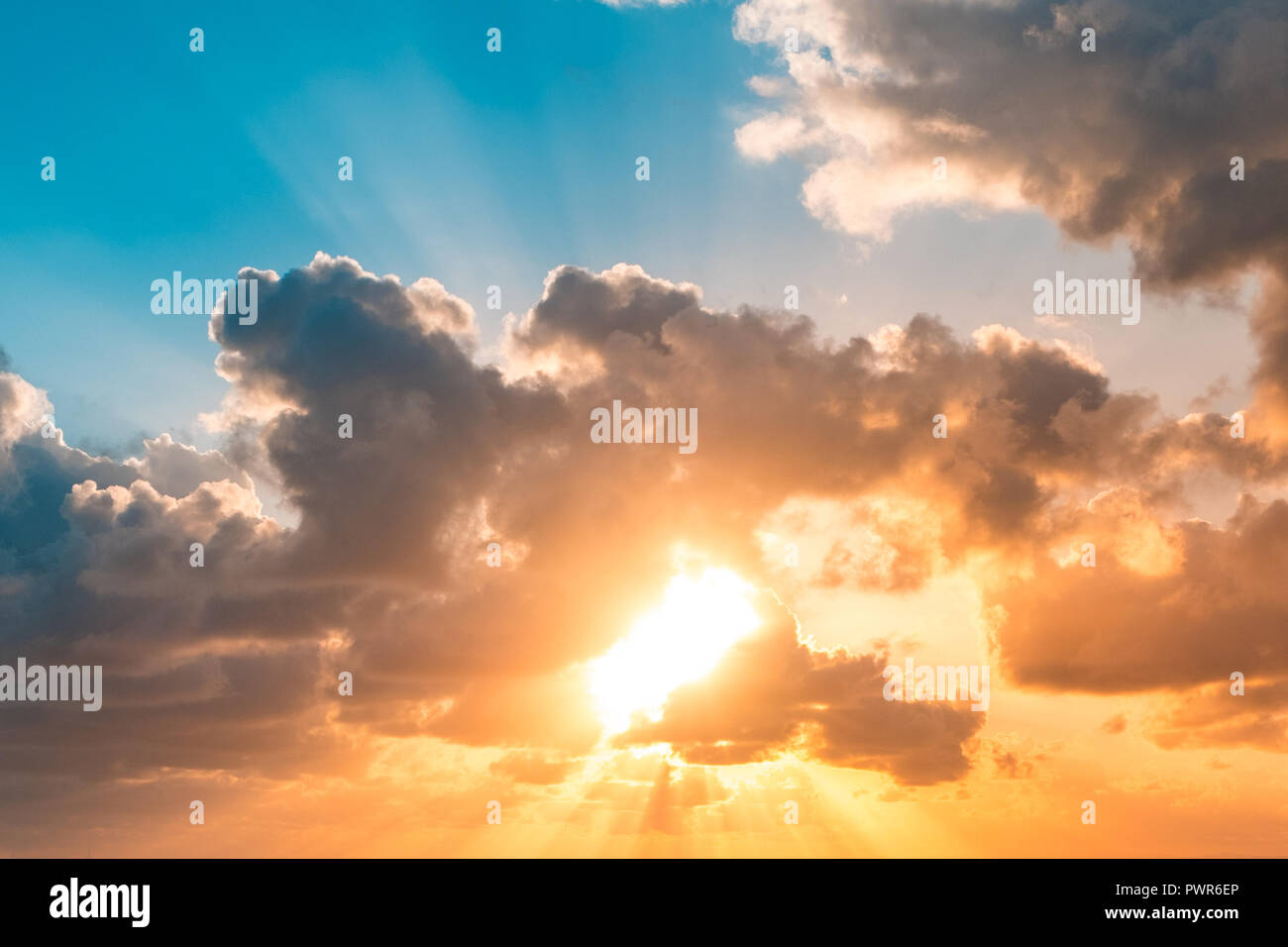 Sonnenuntergang Himmel - Sonne durch die Wolken malerischen Sky leuchtend- Stockfoto