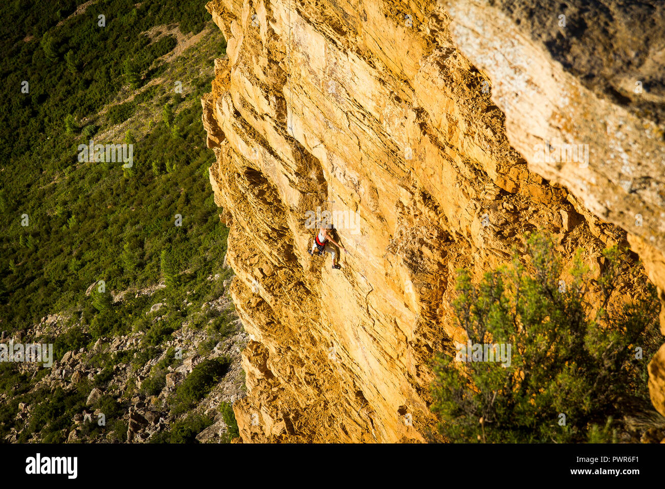 Rockclimber auf steilen Felsen von Cap Canaille, in der Nähe von Cassis, Cote d'Azur, Südfrankreich. Stockfoto