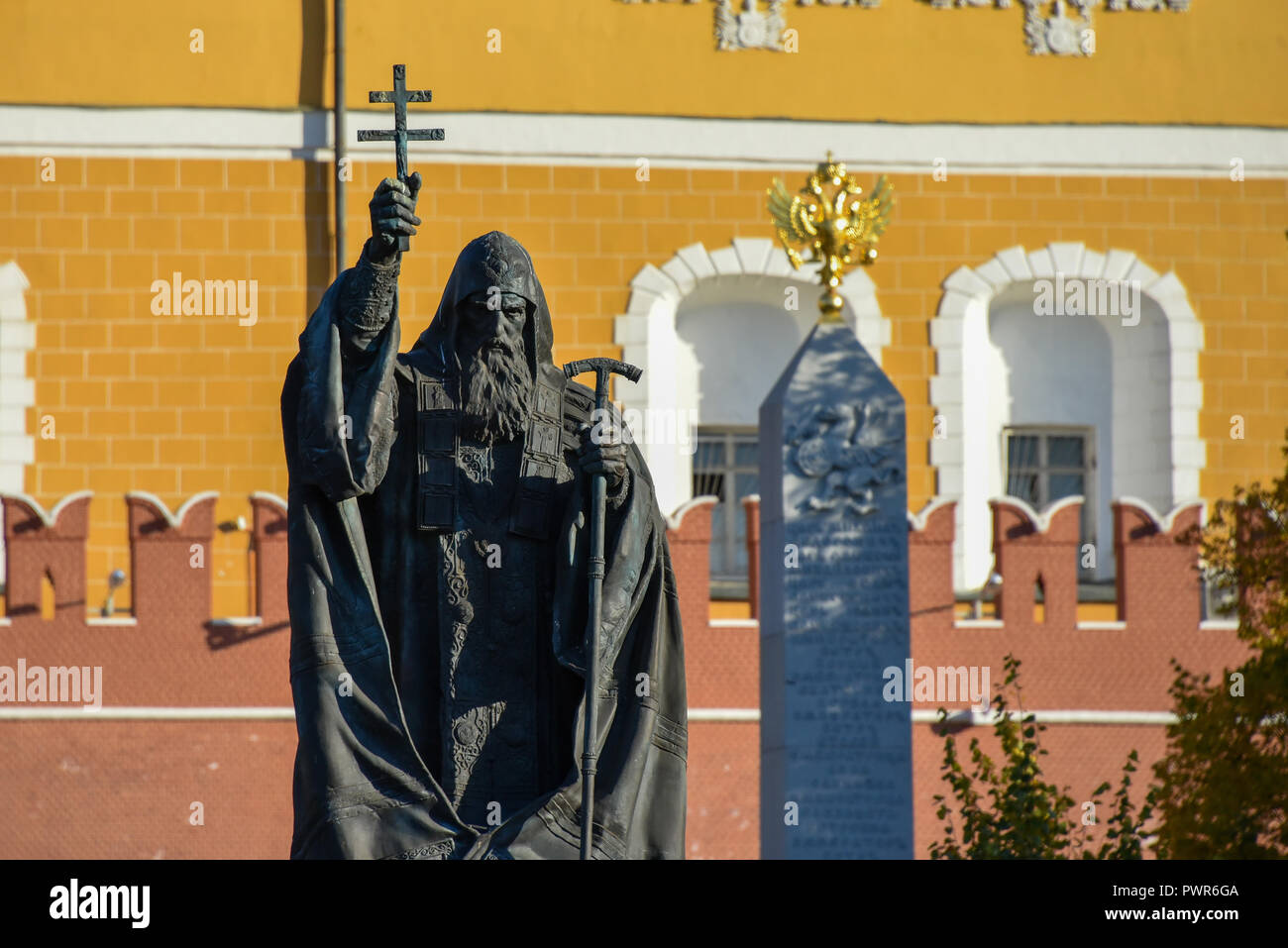 Moskau, Russland - 16. Oktober, 2018: Denkmal für Patriarch Hermogenes von Moskau in der Alexander Gärten in Moskau, Russland. Stockfoto