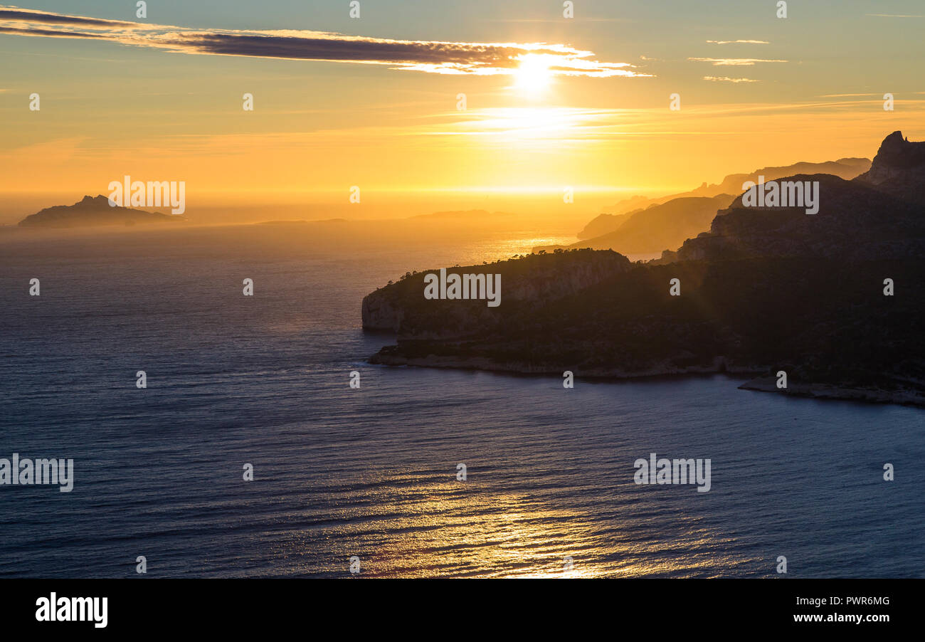 Ansicht der Französischen Riviera bei Sonnenuntergang von Cap Canaille in der Nähe von Cassis, Cote d'Azur, Frankreich Stockfoto