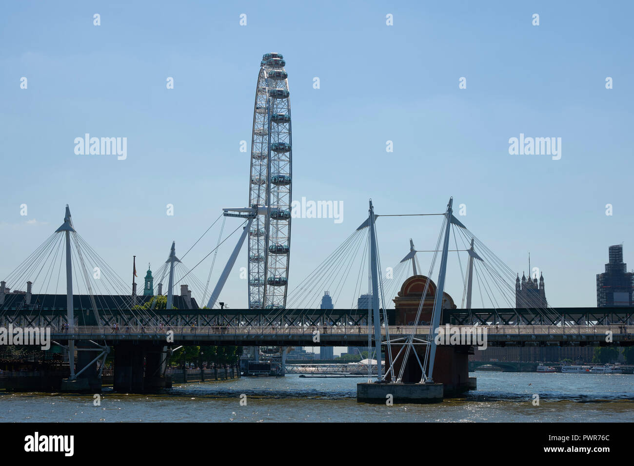 LONDON/ENGLAND - 26. Juni 2018: London Eye. London Eye (berühmte Touristenattraktion) hinter Hungerford und Golden Jubilee Bridges. Stockfoto