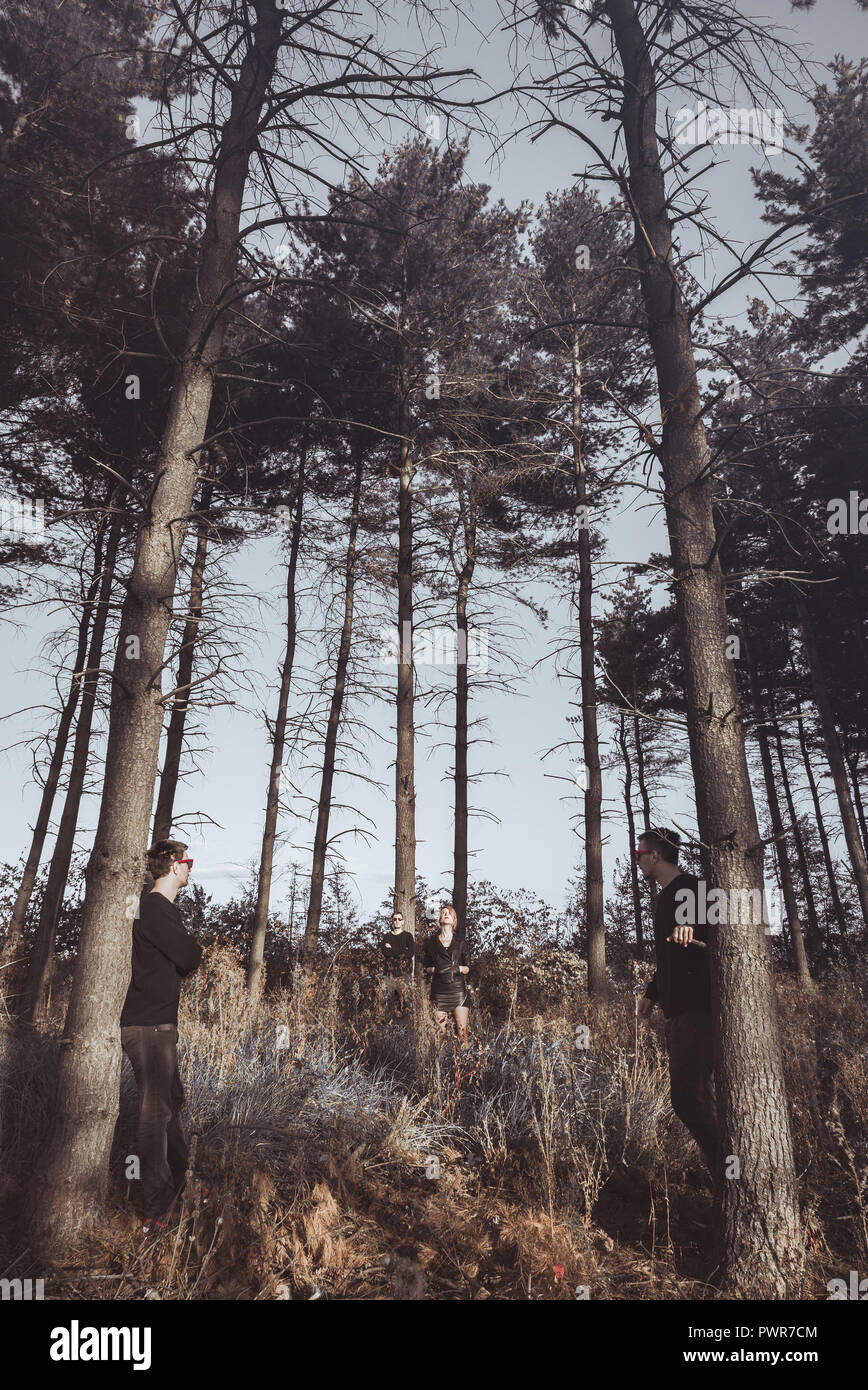 Ein seltsamer Kult des geklonten Menschen Ion den Wald Stockfoto