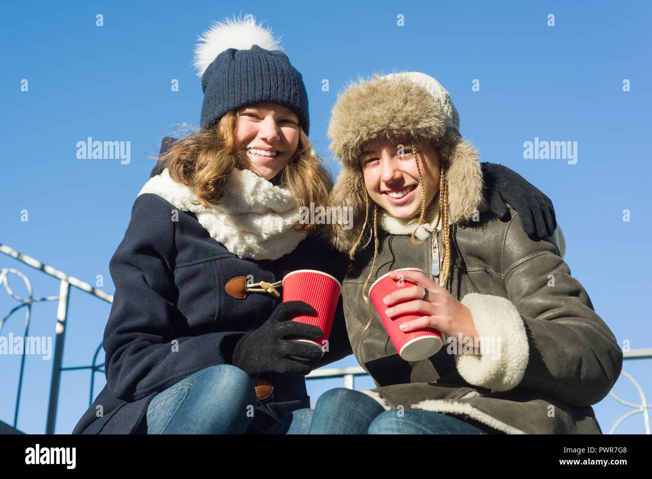 Zwei junge Mädchen im Teenageralter Spaß im Freien, Freundinnen im Winter Kleidung, positive Menschen und Freundschaft Konzept Stockfoto