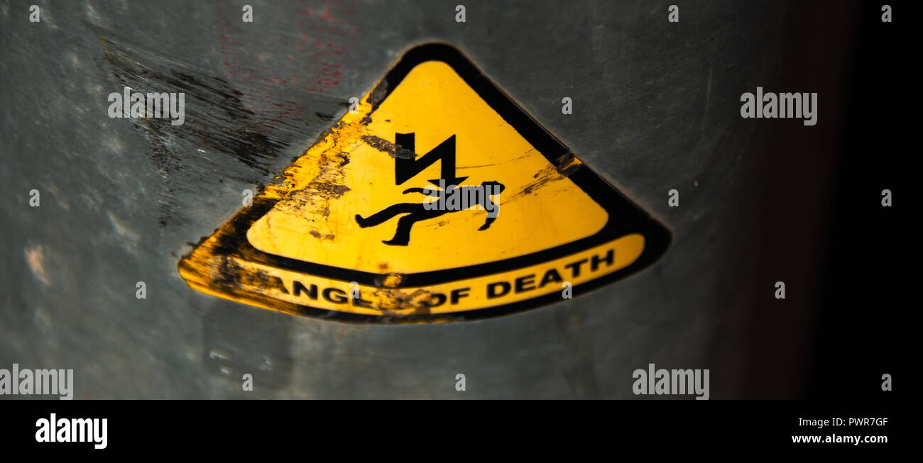 Eine gelbe Gefahr des Todes Zeichen auf ein Metall post Stockfoto