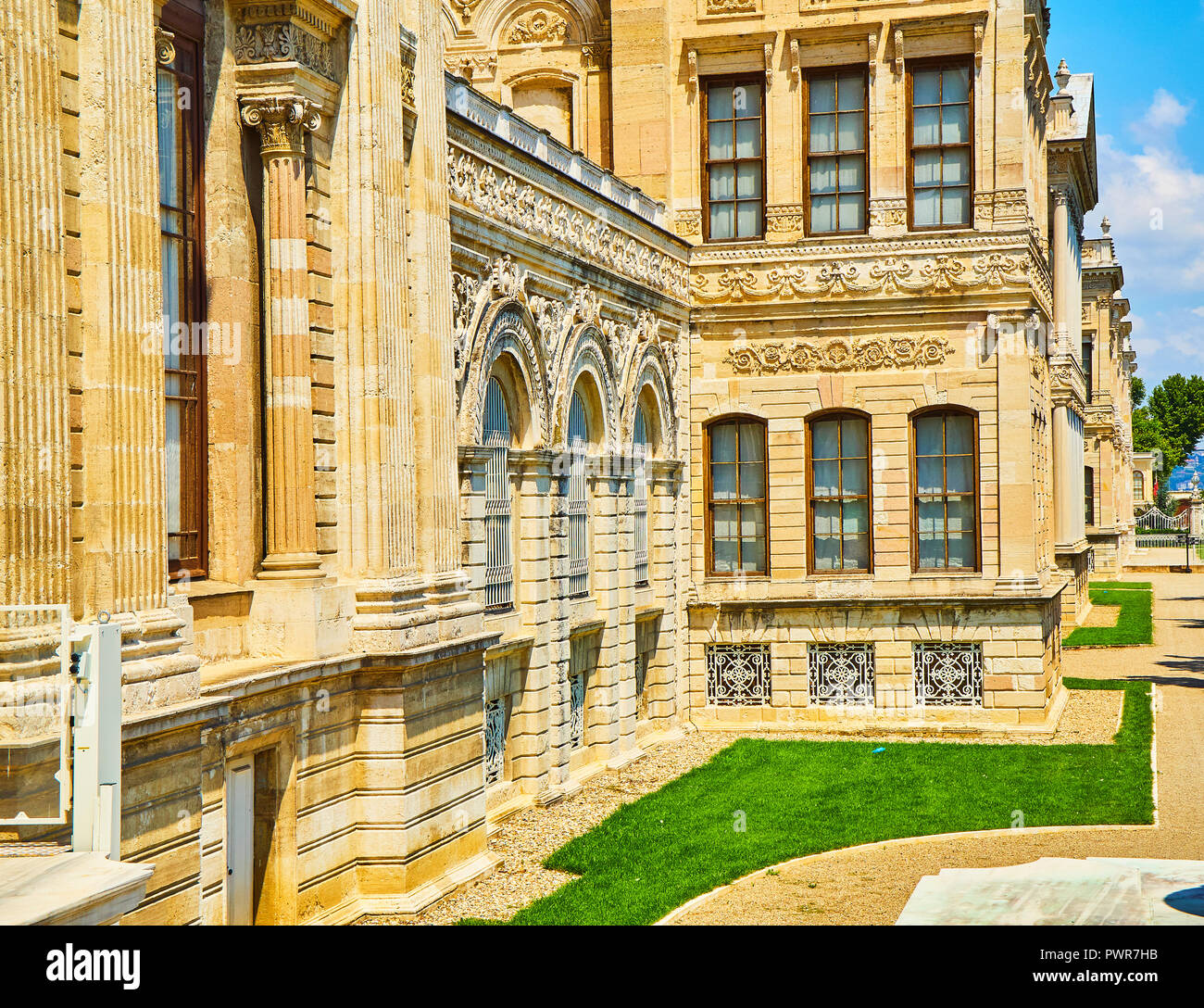 Küsten Fassade der Dolmabahçe-Palast mit Blick auf den Bosporus, im Stadtteil Besiktas. Istanbul, Türkei. Stockfoto