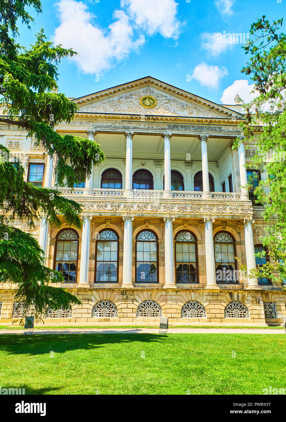 Küsten Fassade der Dolmabahçe-Palast mit Blick auf den Bosporus, im Stadtteil Besiktas. Istanbul, Türkei. Stockfoto
