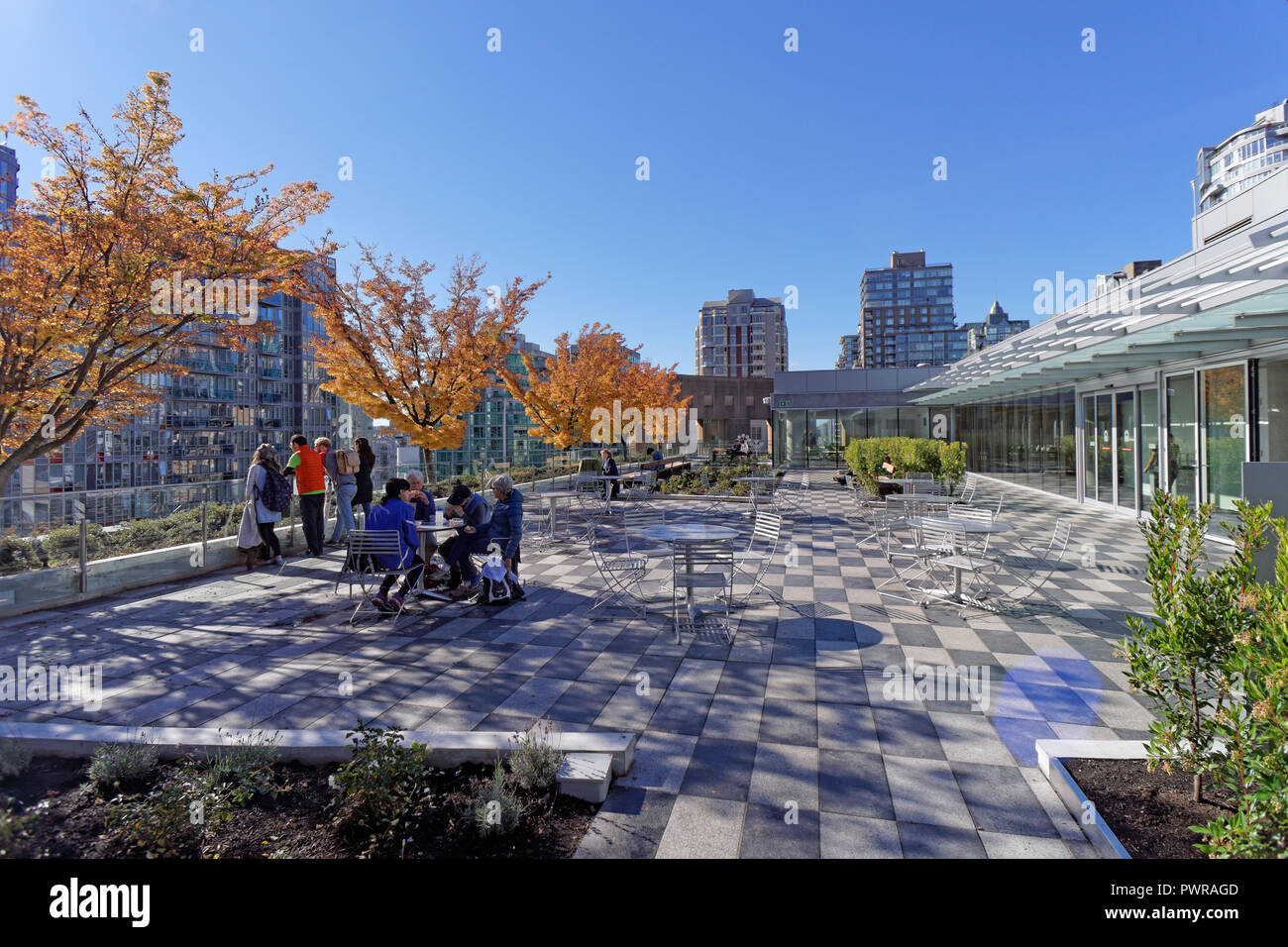 Menschen entspannend auf der Vancouver Public Library Dachgarten, die auf September 29, 2018, Vancouver, BC, Kanada Stockfoto Menschen entspannend auf der Vancouver Public Library Dachgarten, die auf September 29, 2018, Vancouver, BC, Kanada Stockfoto
