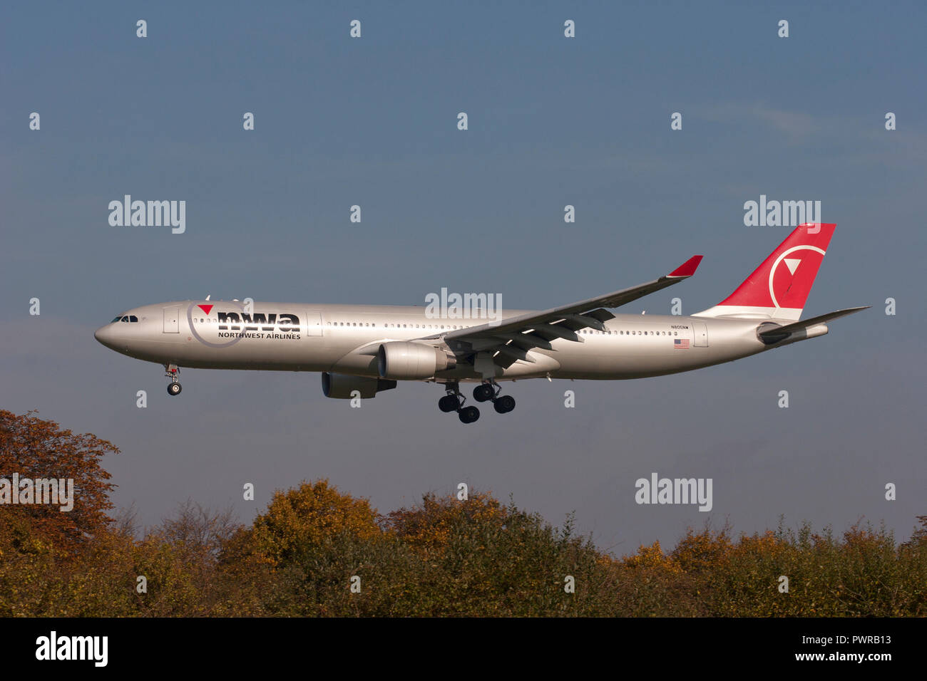 NWA Northwest Airlines Airbus A 330-323 Landung am Flughafen London Heathrow. Stockfoto