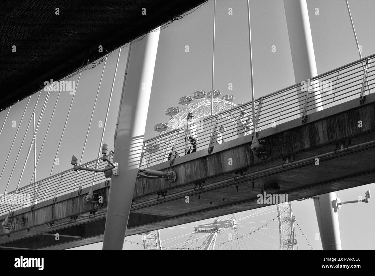 London Bridge und London Eye. Nur wenige Menschen auf der Brücke. Stockfoto