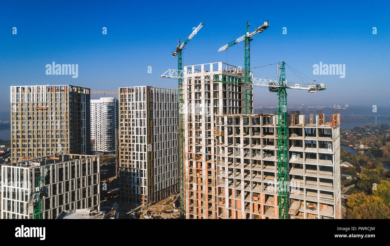 Luftaufnahme von Landschaft in der Stadt mit im Bau- und Industriekrane. Baustelle. Stockfoto