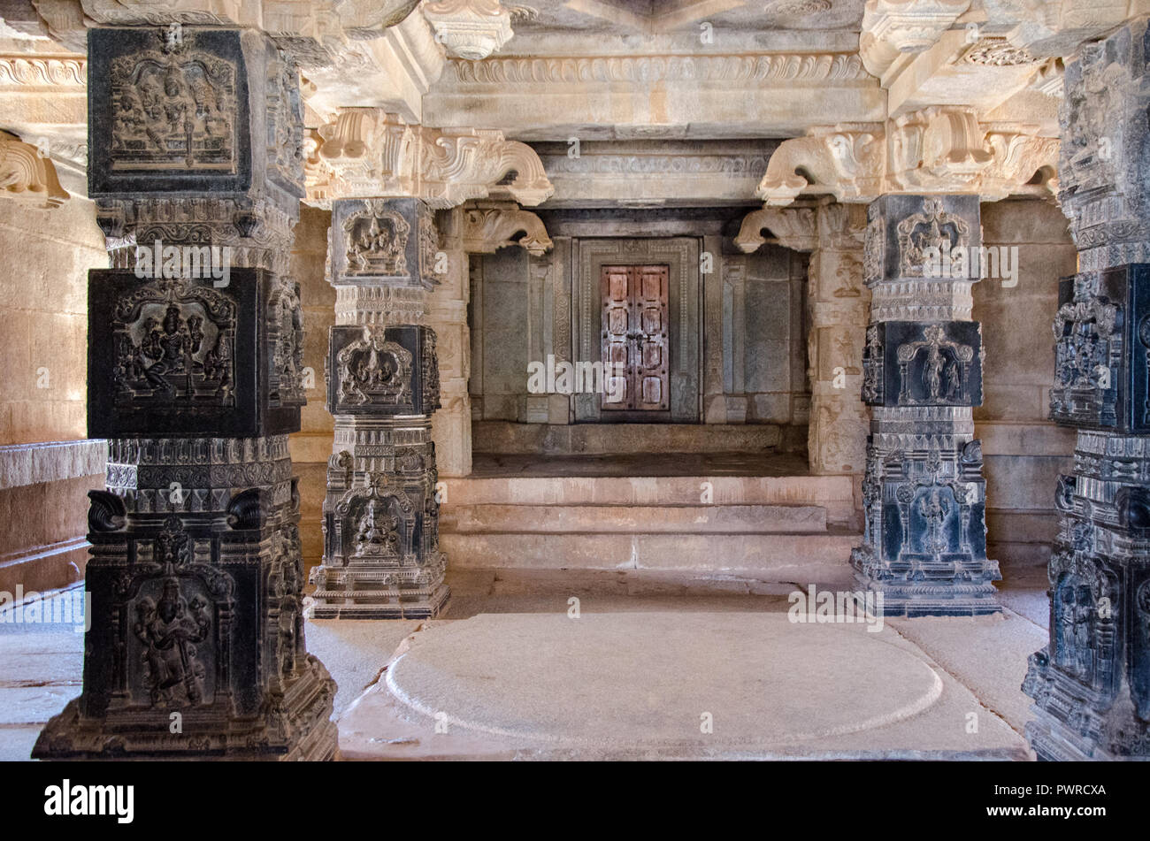 Vier kunstvoll geschnitzten Säulen in Hoysala Stil im Haupt-Mandapa der Hazara Rama Tempel, Hampi, Karnataka, Indien Stockfoto