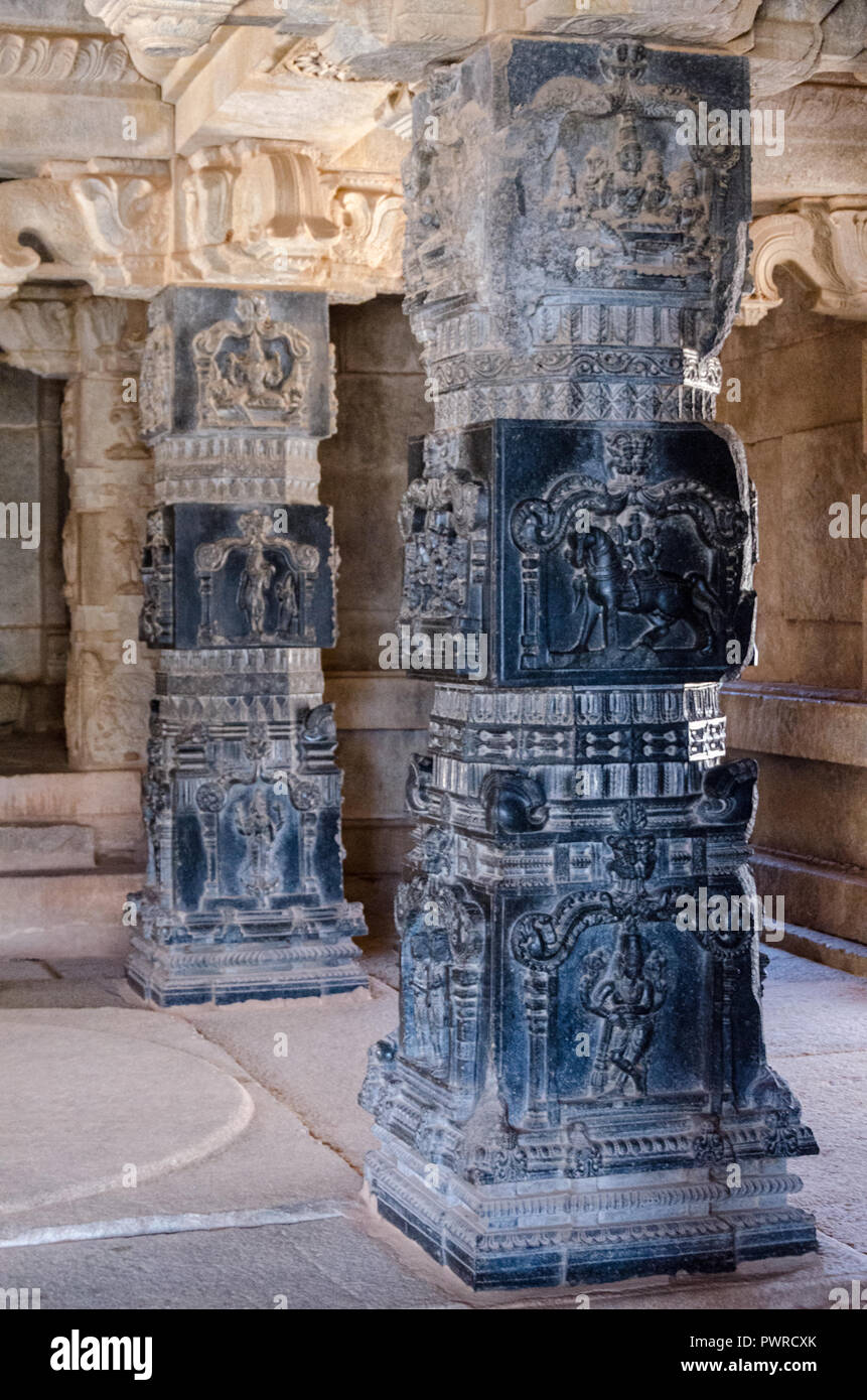 Die kunstvoll geschnitzten Säulen im Inneren der wichtigsten Mandapa der Hazara Rama Tempel, Hampi, Karnataka, Indien Stockfoto