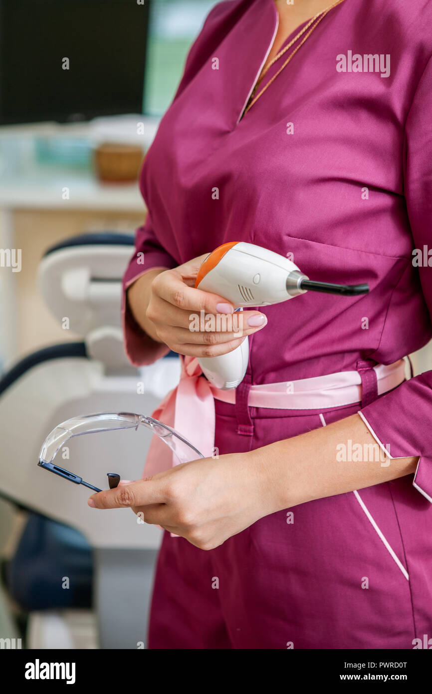 Zahnarzt stehend mit Dental instruments in einem Zahnarztbüro Stockfoto