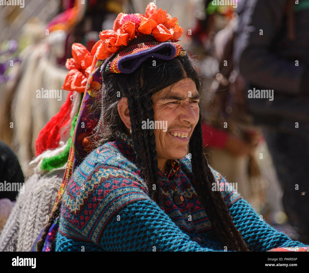 Arische (Brogpa) Frau in Tracht, Biama Dorf, Ladakh, Indien Stockfoto
