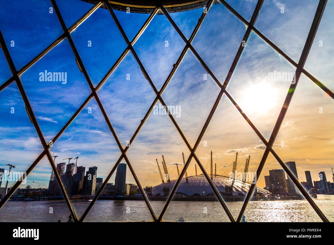 Detail des Innenfensters des Bow Creek Lighthouse mit Blick auf die O2 Arena in Trinity Booy Wharf, London, Großbritannien Stockfoto