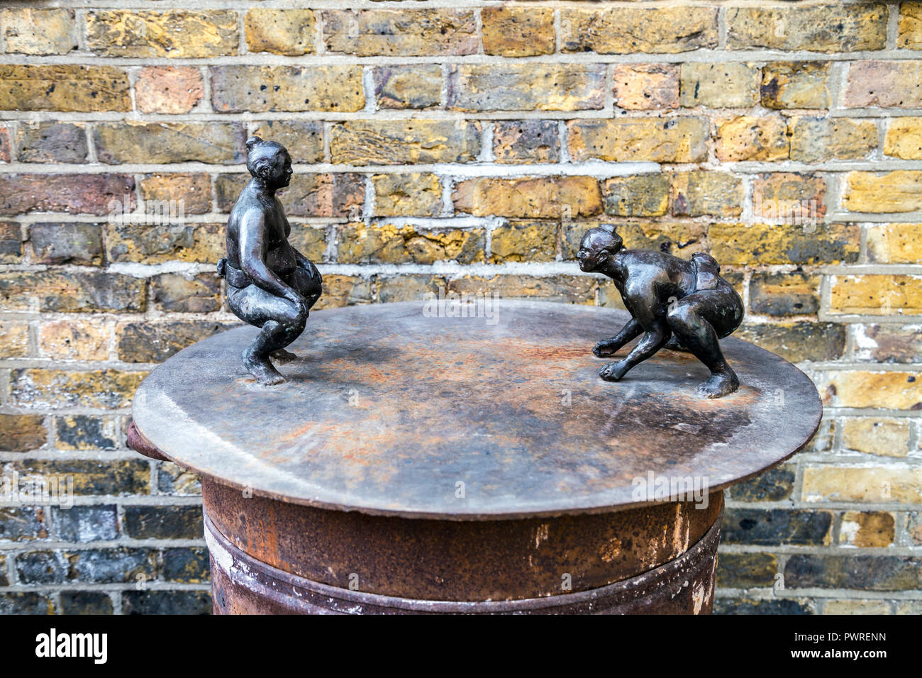 Eine Skulptur von zwei Sumo Ringer in Trinity Buoy Wharf, London, Großbritannien Stockfoto