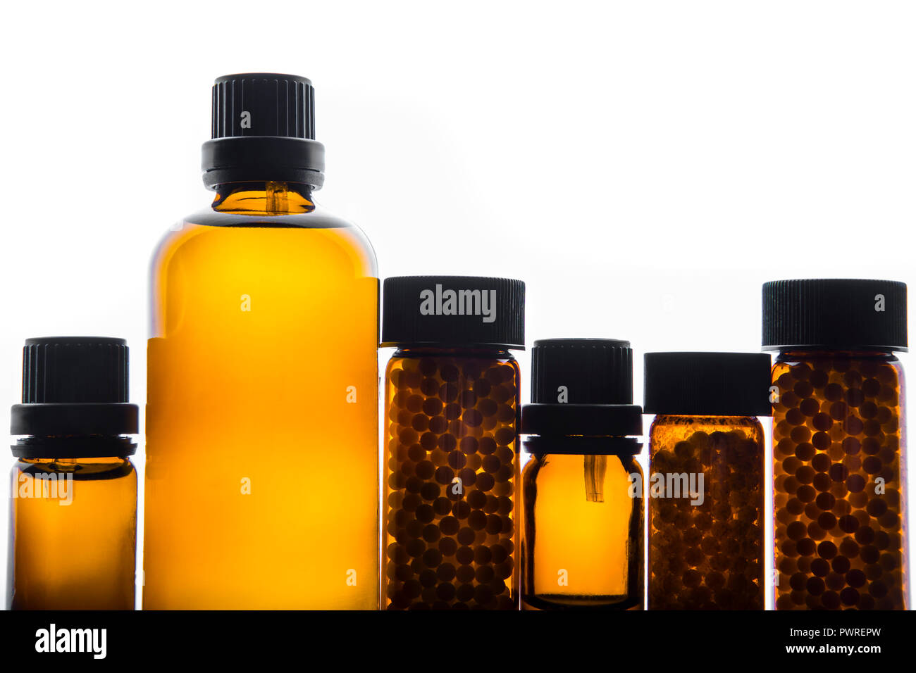 Flaschen und Pillen der homöopathischen Medizin/Rechtsbehelfe Studio vor weißem Hintergrund Schuß Stockfoto