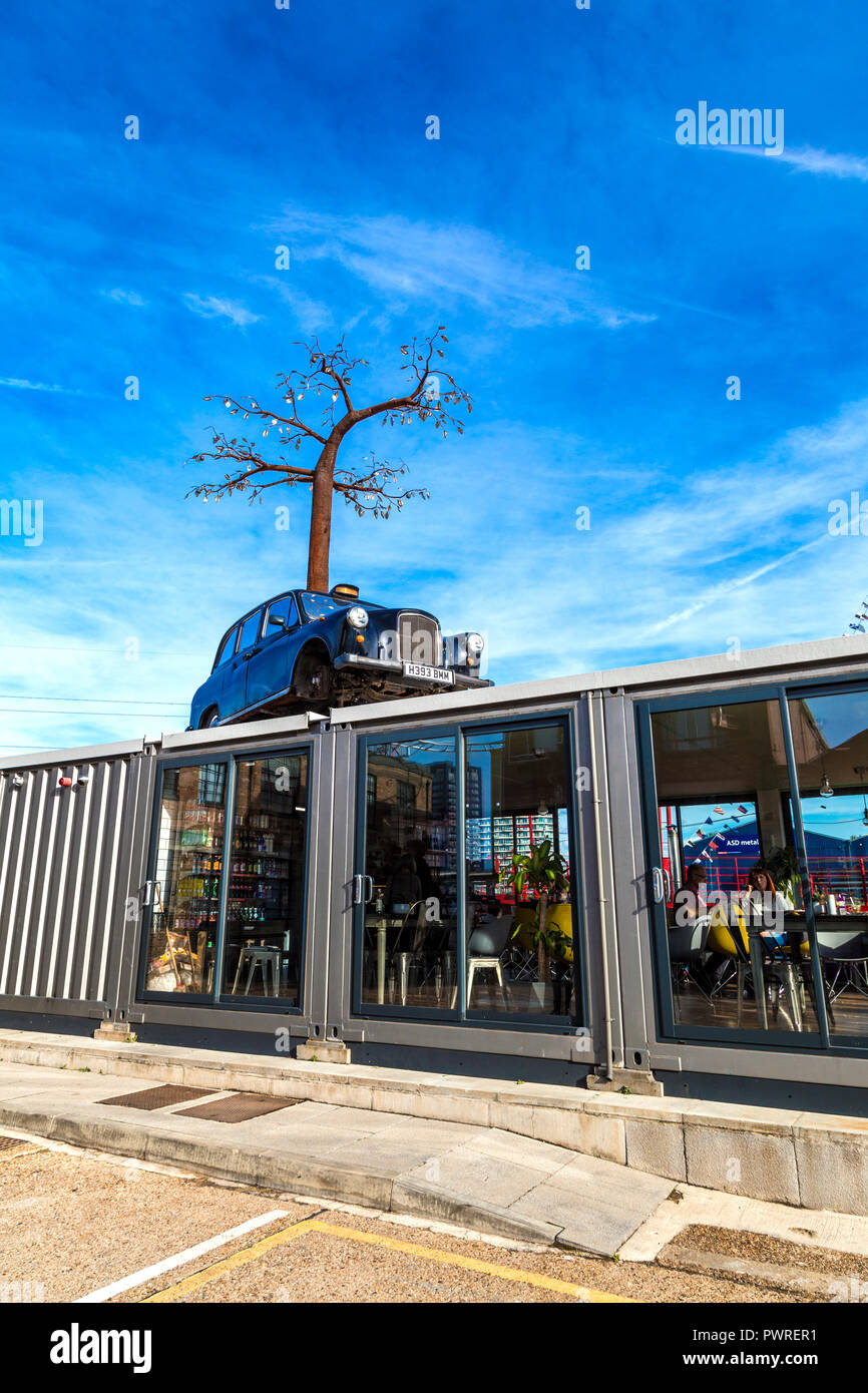 "Cab Baum" von Andrew Baldwin und das Orchard Café in einen Transportbehälter Gebäude, Trinity Buoy Wharf, East London, Großbritannien Stockfoto
