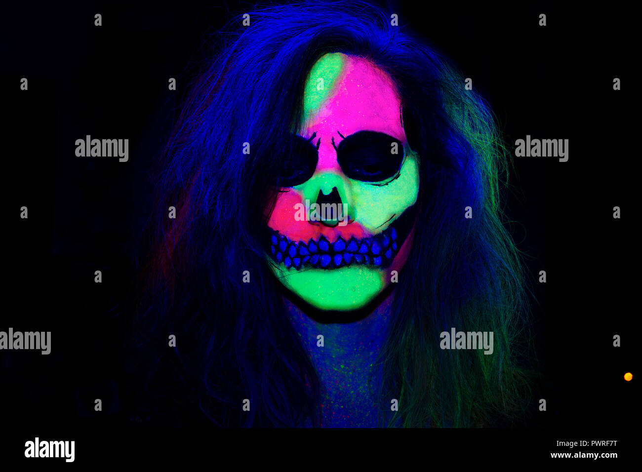 Frau Mit Ihrem Gesicht Malen Mit Neon Make Up Mit Einem Skull Design Fur Halloween Stockfotografie Alamy