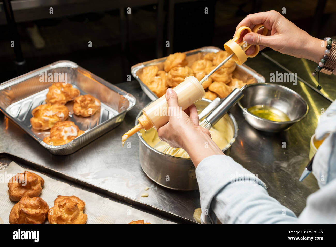 Kuchen in weibliche Hände in der Küche Stockfoto