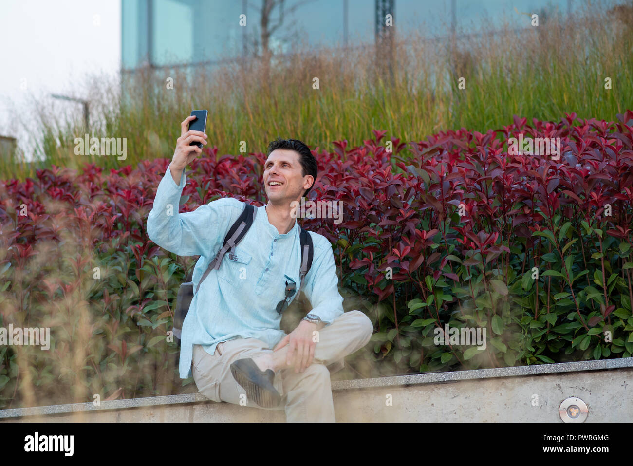 Schöner Mann unter selfie mit seinem Handy Stockfoto