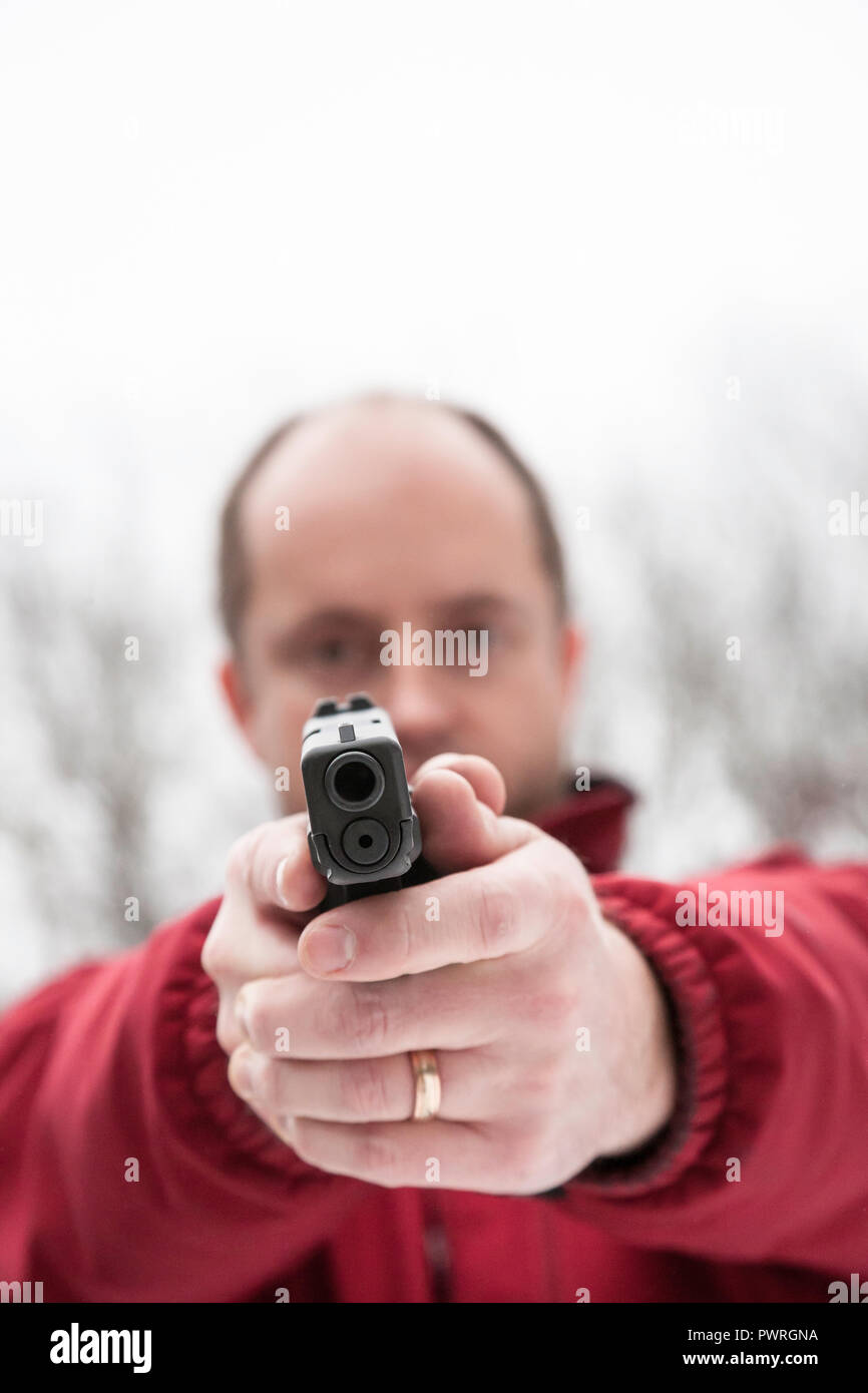 Mann mittleren Alters mit dem Ziel, eine Glock, USA Stockfoto