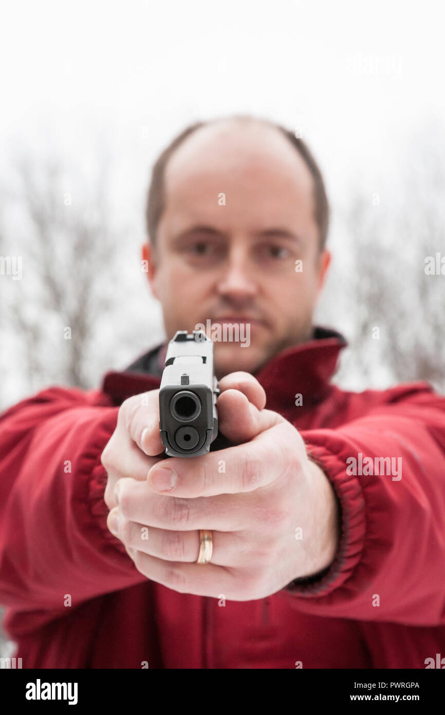Mann mittleren Alters mit dem Ziel, eine Glock, USA Stockfoto