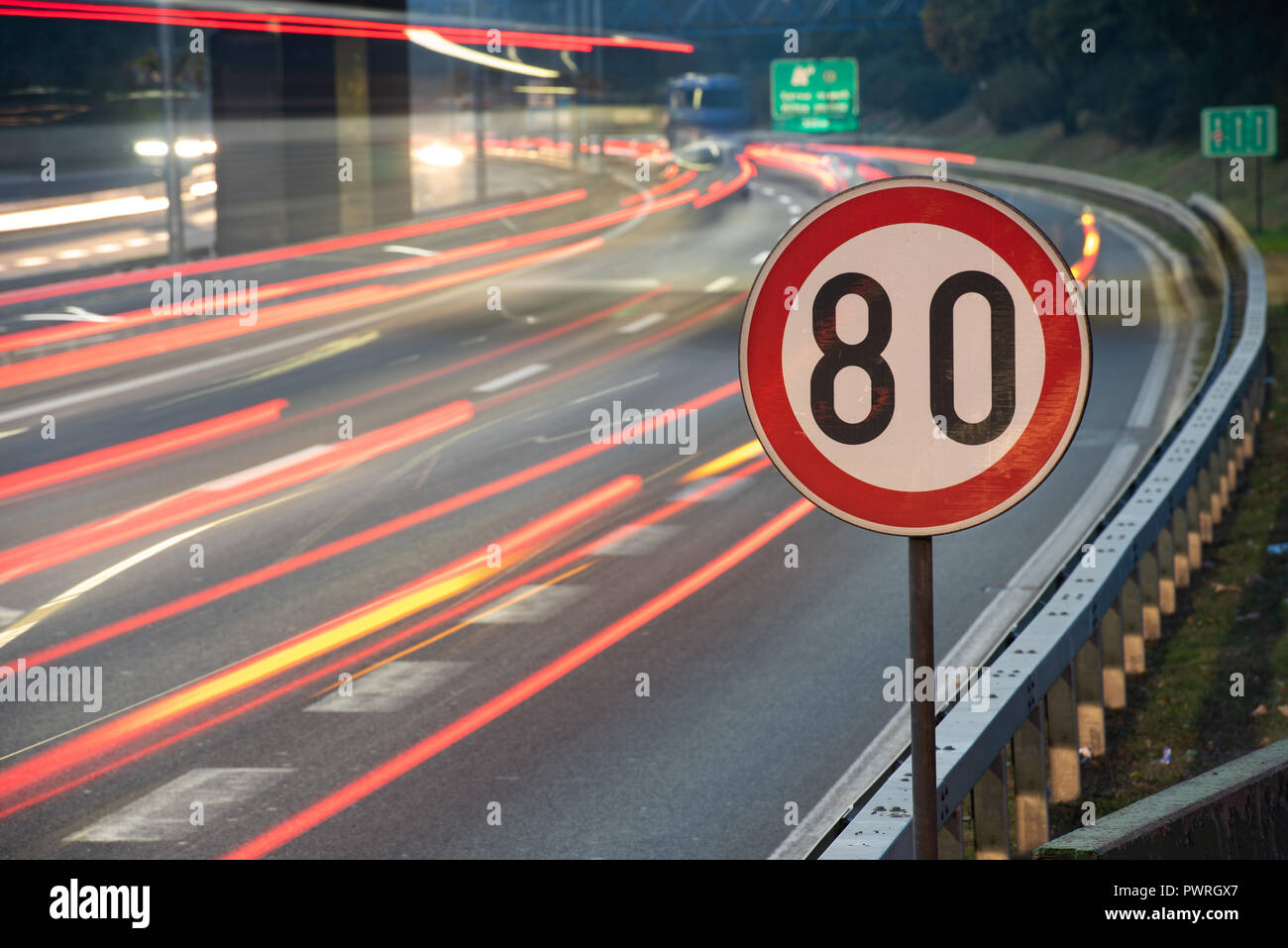 Autos in bewegung -Fotos und -Bildmaterial in hoher Auflösung – Alamy