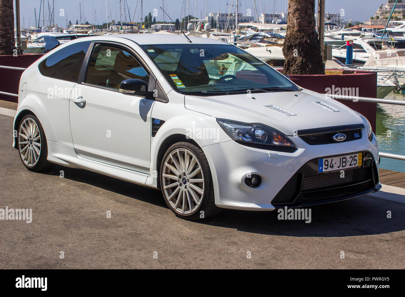 2. Oktober 2018 einen schlanken weißen Ford Focus RS Auto auf dem Kai Der luxuriösen Marinai n Vilamoura Portugal an der Algarve Stockfoto