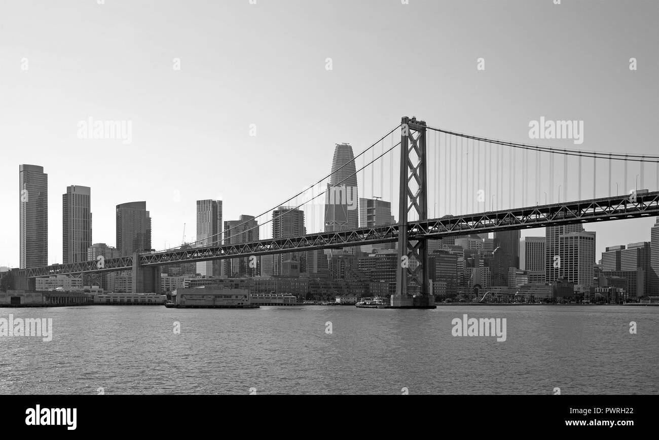 Die Bay Bridge in San Francisco Skyline der Stadt. Stockfoto