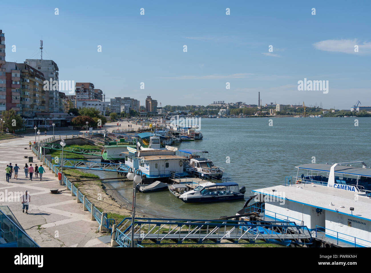 TULCEA DONAUDELTA/RUMÄNIEN - 22. SEPTEMBER: Blick auf den Hafen von Tulcea Donaudelta Rumänien am 22. September 2018. Nicht identifizierte Personen Stockfoto