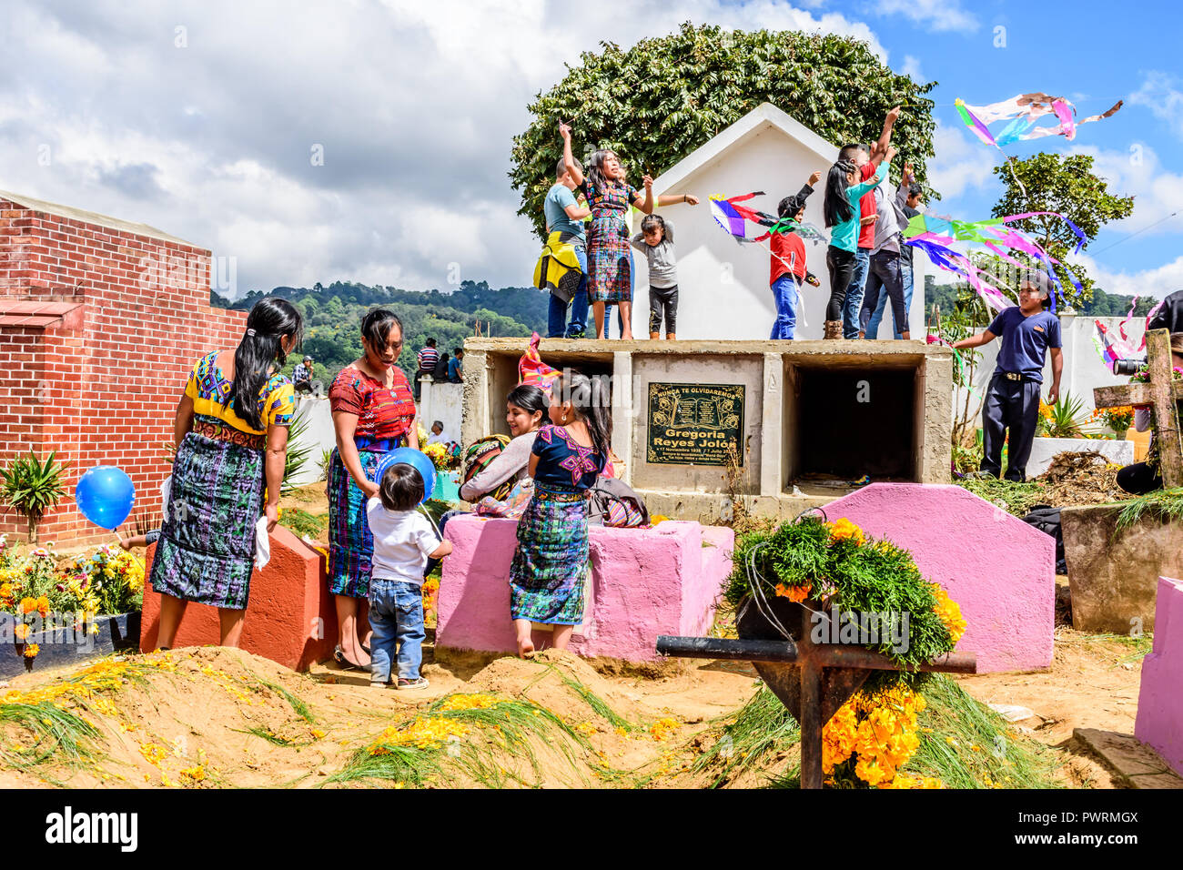 Santiago Sacatepequez, Guatemala - November 1, 2017: Kinder Drachen fliegen in Friedhof während Riesige kite Festival zu Allerheiligen. Stockfoto