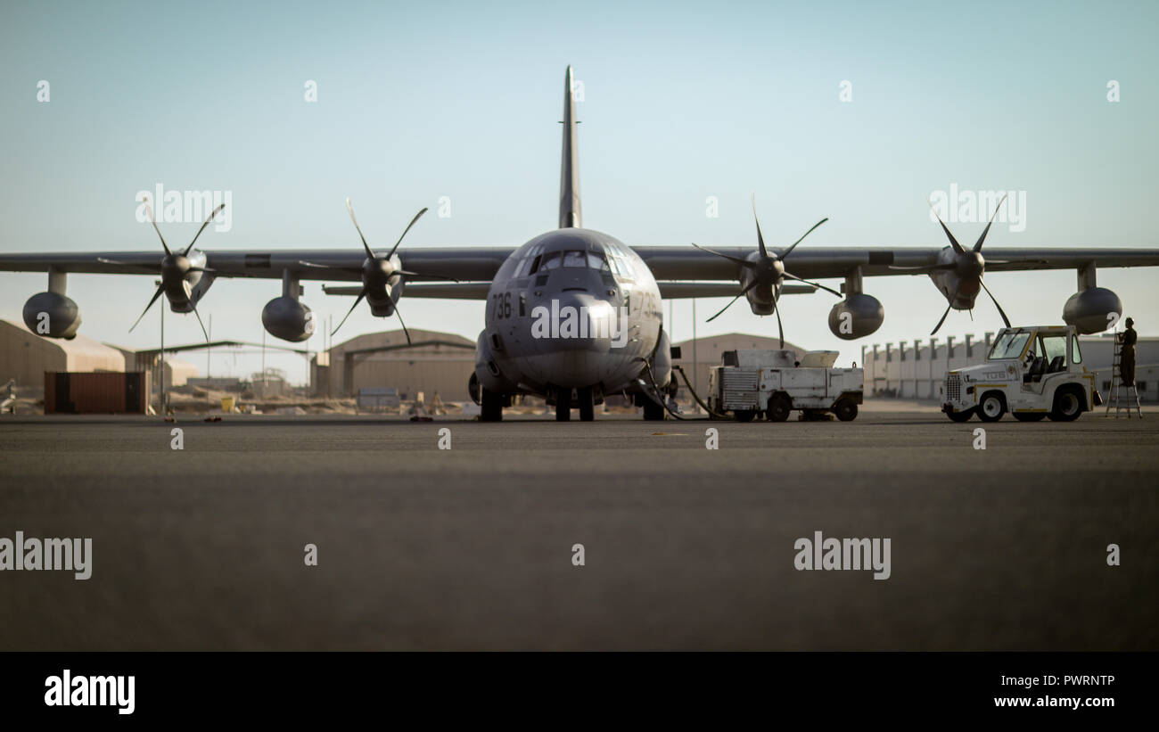 Unbekannten ORT, Südwesten Asien - EINE C-130J Super Hercules mit Marine Antenne Refueler Squadron 352 Distanz ein, Special Purpose Marine Air-Ground Task Force angebracht, Krise Response-Central Befehl, ist auf der Start- und Landebahn vor der Ausführung ein Luft-zu-Luft tanken mit U.S. Navy Helicopter meine Gegenmaßnahmen Squadron 15 Sept. 26, 2018 betankt. VMGR-352 Det. Eine führt regelmäßig Luft-zu-Luft tankt und Versorgung fällt in den Bereich der Betrieb einer Vielzahl von Missionen zu unterstützen. (U.S. Marine Corps Foto von Cpl. Carlos Lopez) Stockfoto