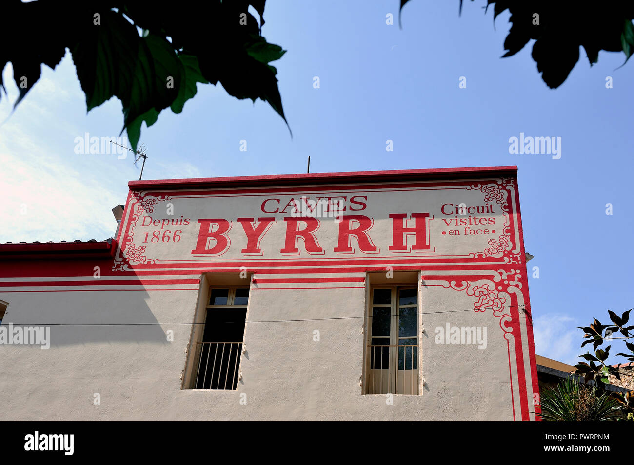 Alte Werbung auf der alten Fassade des Byrrh Firma in Thuir die berühmten Welt-berühmten Aperitif Stockfoto