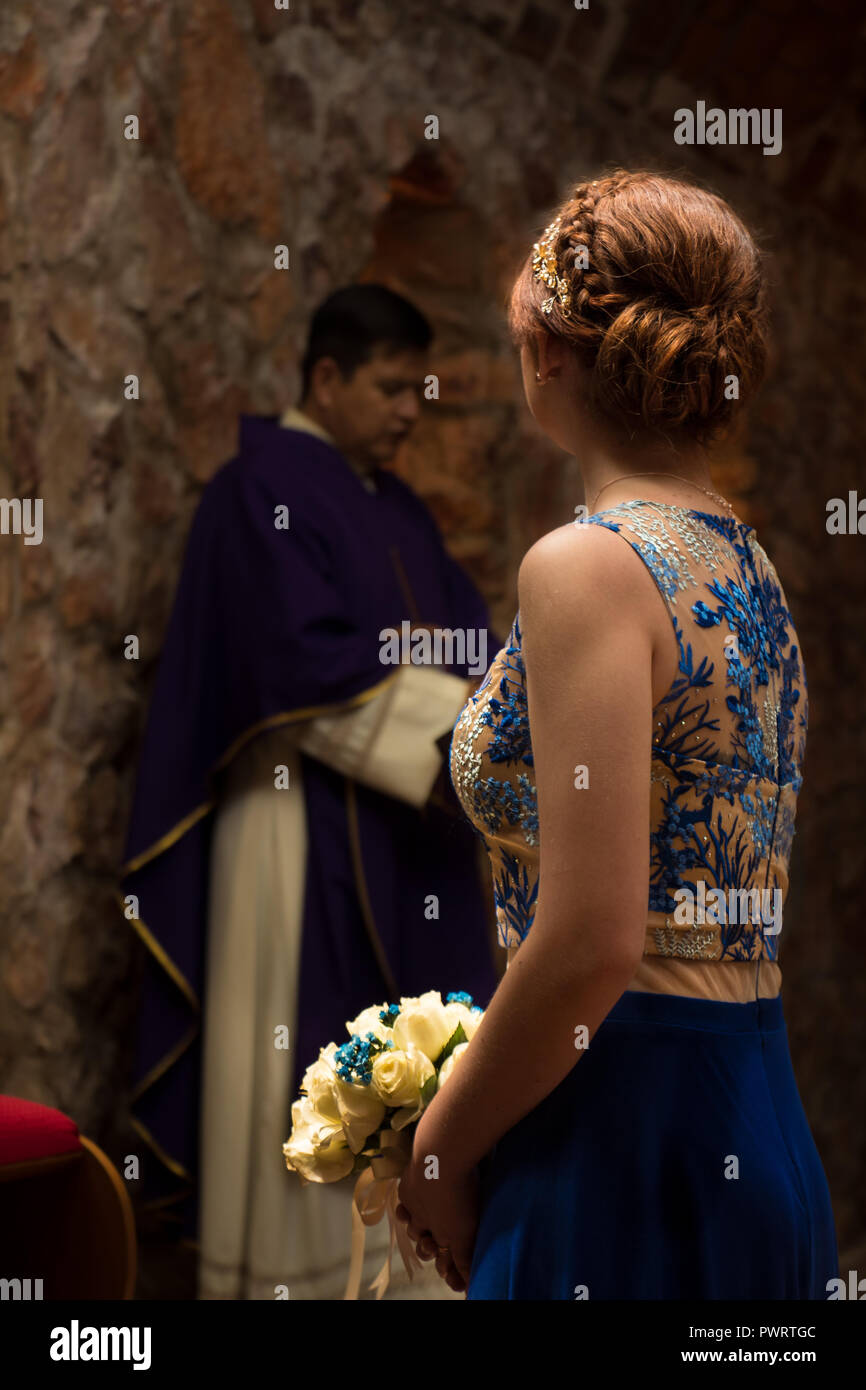 Mädchen im blauen Kleid, die das Evangelium in Stein Kirche Stockfoto