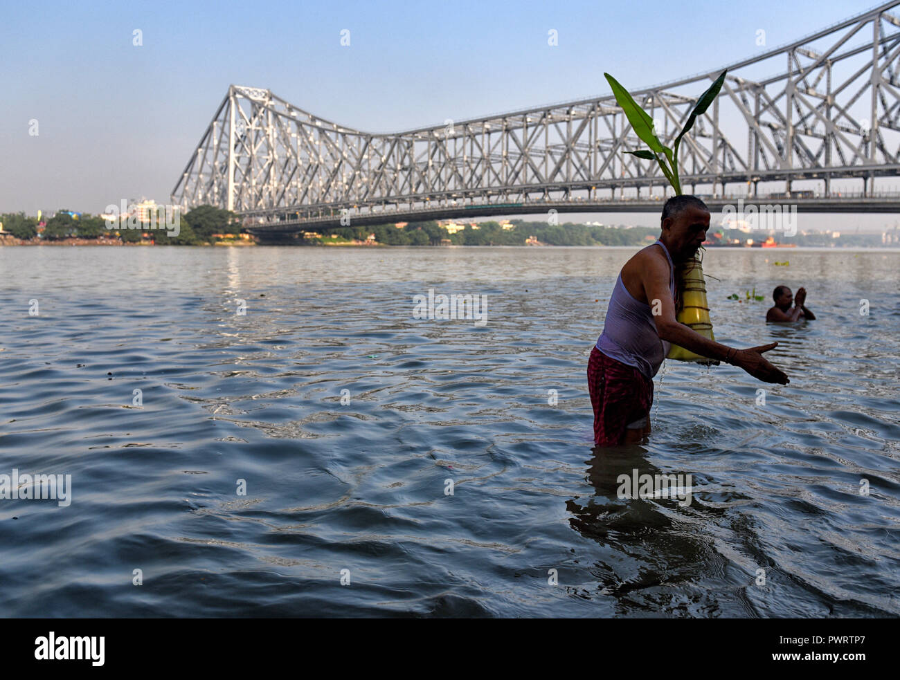 Kolkata, Indien. 16 Okt, 2018. Hindu Leute machen Baden mit Bananen Baum als Zeichen des Nabapatrika, die zu Devi Durga am Morgen des Maha Saptami Puja wie pro Ritual werden. Credit: Avishek Das/Pacific Press/Alamy leben Nachrichten Stockfoto