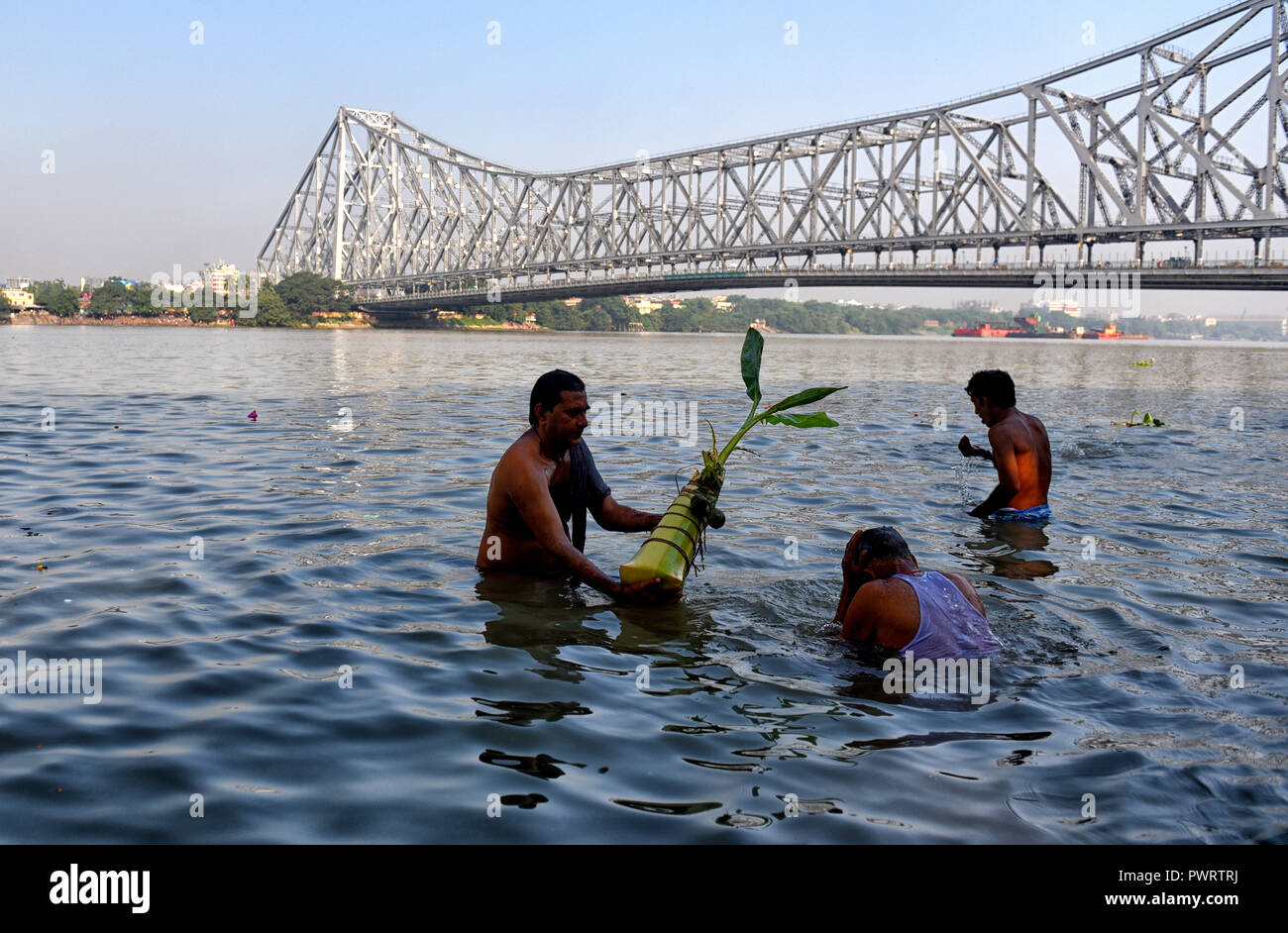 Kolkata, Indien. 16 Okt, 2018. Hindu Leute machen Baden mit Bananen Baum als Zeichen des Nabapatrika, die zu Devi Durga am Morgen des Maha Saptami Puja wie pro Ritual werden. Credit: Avishek Das/Pacific Press/Alamy leben Nachrichten Stockfoto