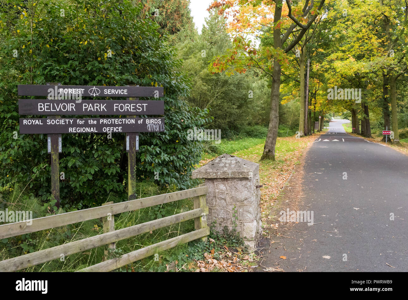 Eingangsschild an Belvoir Park Wald in South Belfast, Nordirland. Stockfoto