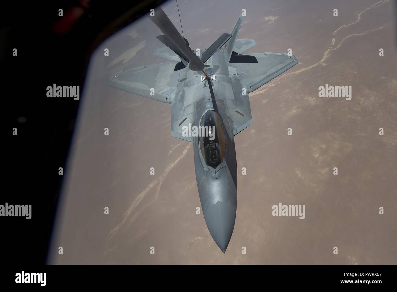 Ein US Air Force F-22 Raptor empfängt von einem 340 Expeditionary Air Refuelling Squadron KC-135 Stratotanker während des Fluges zur Unterstützung der Operation inhärenten Lösen, 21. Juni 2017. Die F-22, eine Komponente des Global Strike Task Force, unterstützt US- und Koalitionstruppen, Territorium und Bevölkerung unter der Kontrolle von ISIS zu befreien. Stockfoto