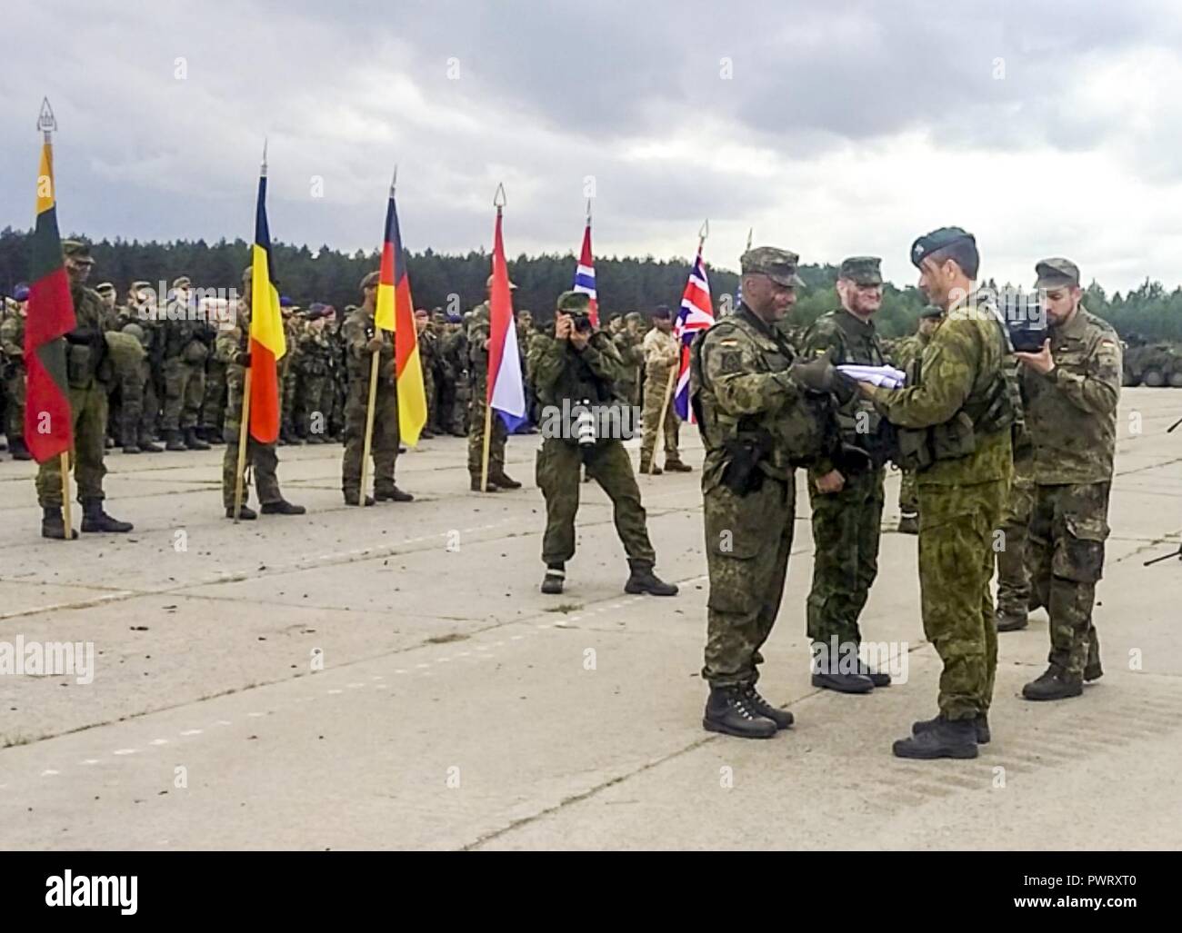 Der eiserne Wolf17-Flag wird dem Deutschen Oberstleutnant Christoph Huber, Kommandant der eFP-Battle Group Litauen vorgestellt, was bedeutet das Ende der Übung Juni 23. Eine Komponente von Sabre Streik 17, Bügeleisen Wolf ist entworfen, um die Beziehungen zwischen den Verbündeten in der NATO zu stärken und die Interoperabilität zu verbessern. Zum ersten Mal in der Geschichte der Übung, dass die NATO für verbesserte Vorwärts Präsenz Kampftruppen wurden zusammen als Teil einer multinationalen Division integriert, synchronisiert und Abschreckung - orientierte Ausbildung entwickelt, um die Interoperabilität und Kompatibilität der Armeen der beteiligten Nationen zu verbessern. Stockfoto