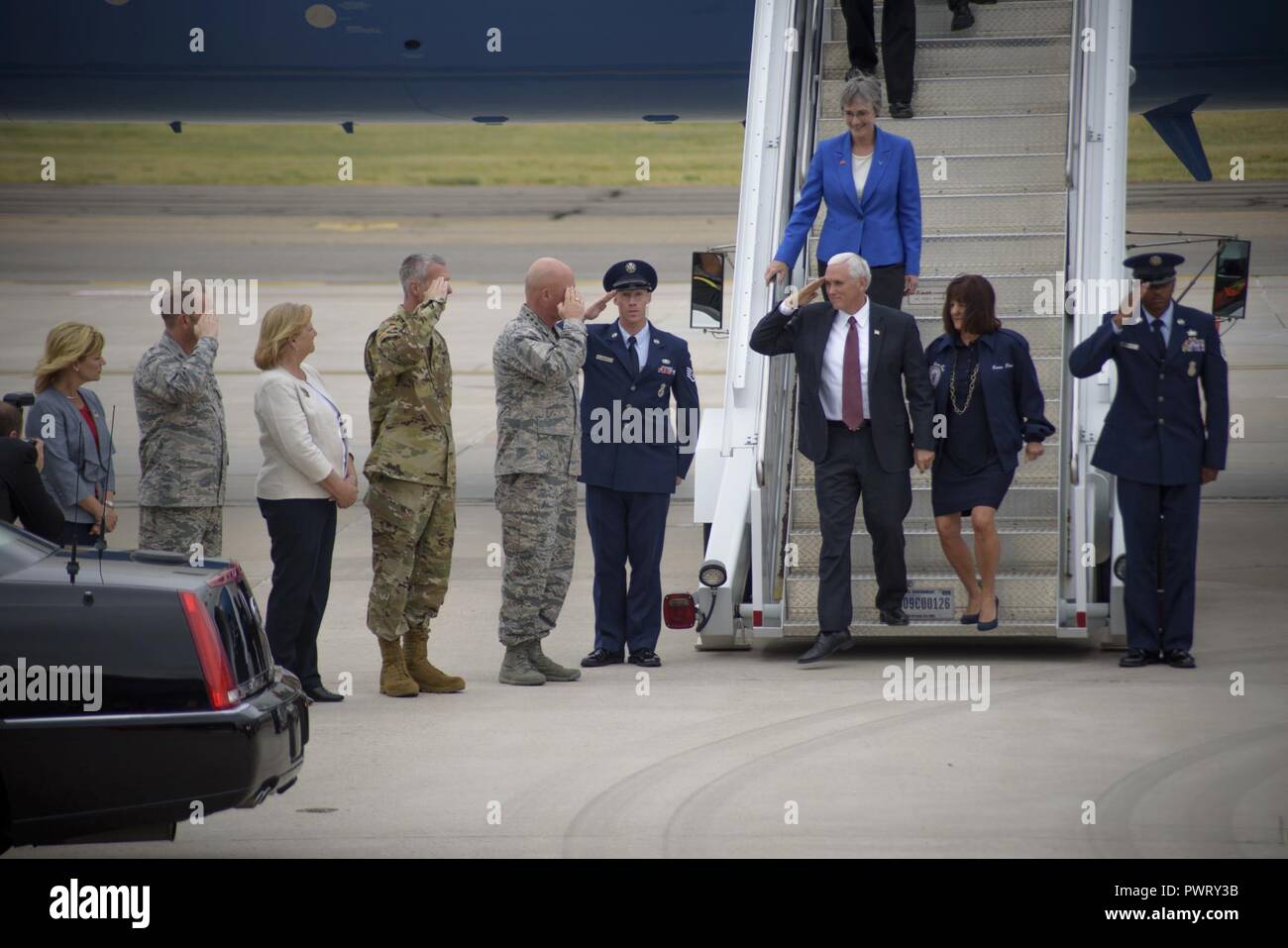 PETERSON AIR BASE, Colo-General John "Jay" Raymond, Air Force Space Command Commander tritt, grüßt Vice President Mike Pence neben Karen Pence, zweite Dame und Sekretär der Air Force Heather Wilson an Peterson Air Force Base, Colo., 23. Juni 2017. Pence reiste mit Wilson als besuchte er Peterson AFB, Schriever AFB und Cheyenne Mountain Air Force Station, die jeweils unter AFSPC. Stockfoto