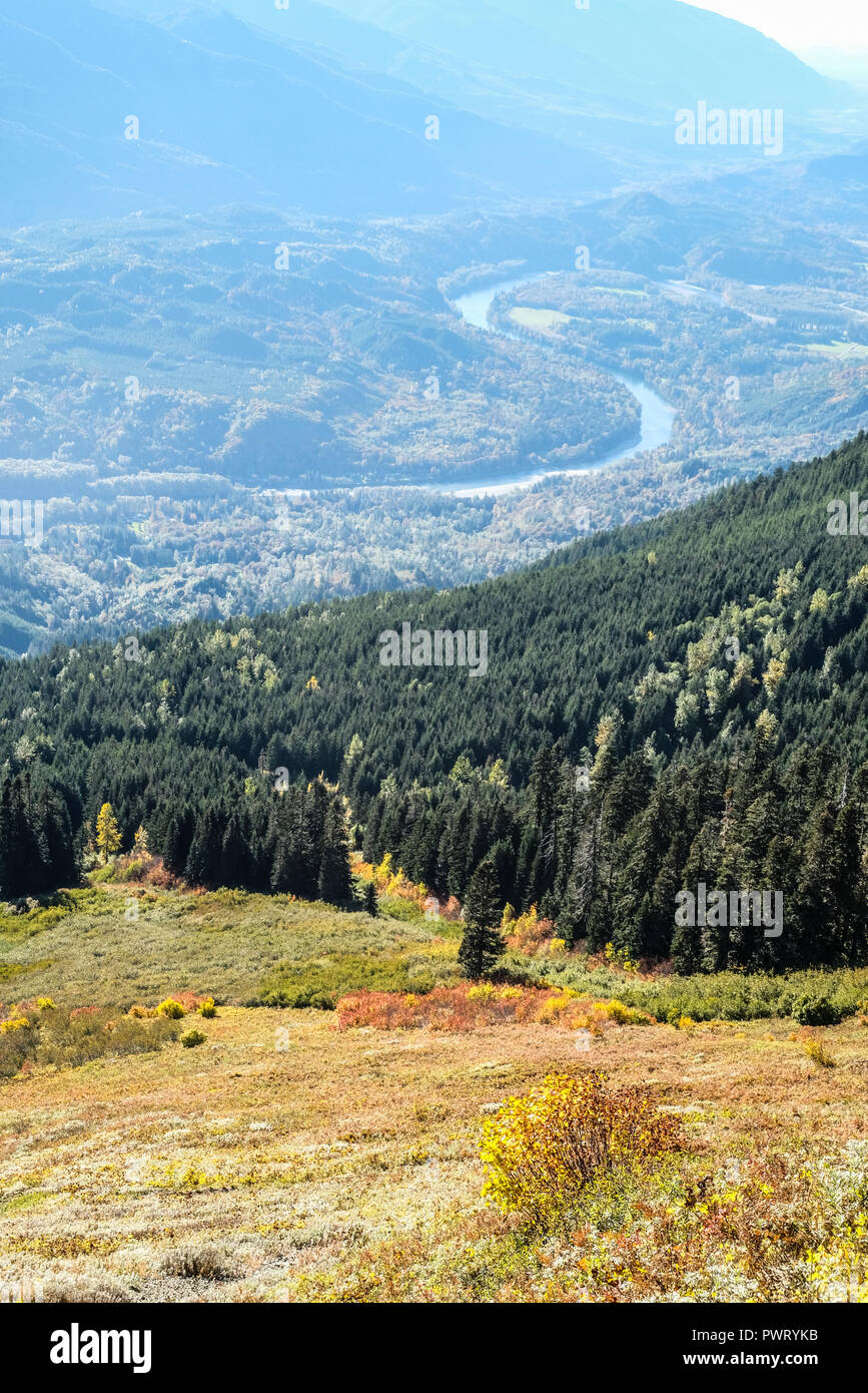 Eine S-Kurve der Skagit River von Bergrücken im Herbst sonniger Nachmittag gesehen Stockfoto